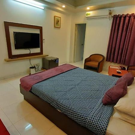 Center Point Apartment Dhaka Buitenkant foto