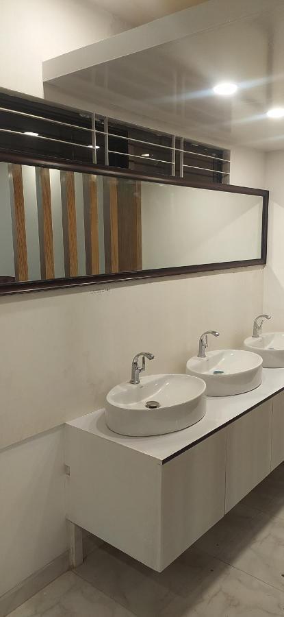 Center Point Apartment Dhaka Buitenkant foto